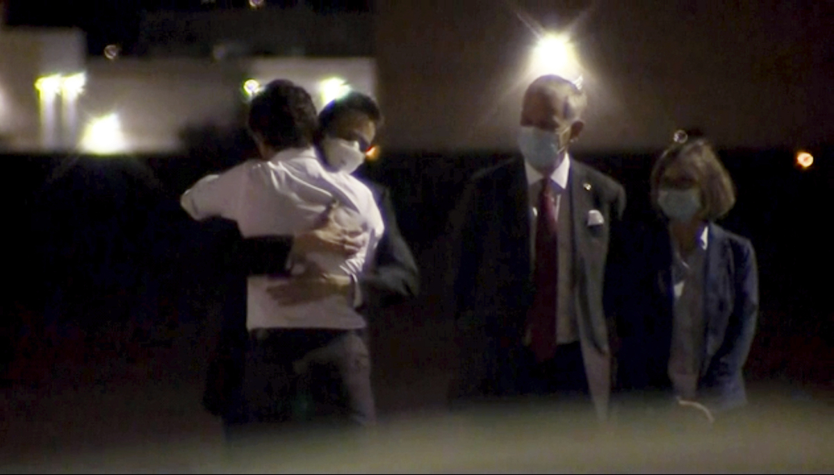 ▲遭中國拘留的加拿大前外交官康明凱和商人史佩弗，隨華為財務長孟晚舟事件暫告落幕而獲釋，加拿大總理辦公室證實，兩人已在當地時間25日清晨抵達加拿大卡加立國際機場。（圖／美聯社／達志影像）