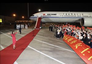 ▲華為公主孟晚舟搭中國包機回到祖國，現場有人拉布條歡迎。（圖／翻攝自《新華社》）