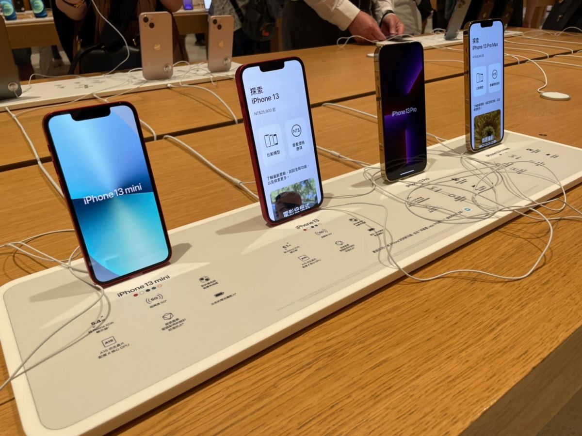 ▲近期iPhone13系列全新機種正式開賣，iOS15系統也同步上線，不過就有果粉更新後，發現掃實聯制變得超卡。（示意圖/記者張嘉哲攝）