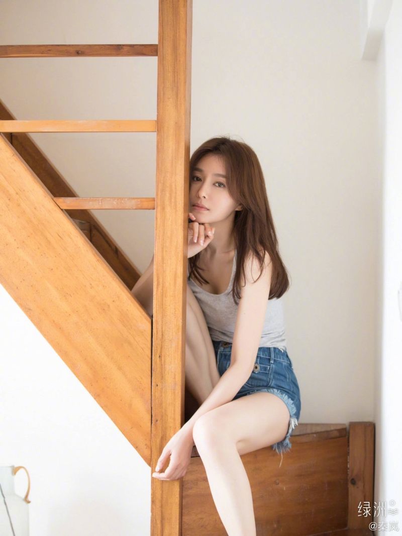 ▲秦嵐習慣縮肚,小腹超平坦。(圖/翻攝秦嵐微博)
