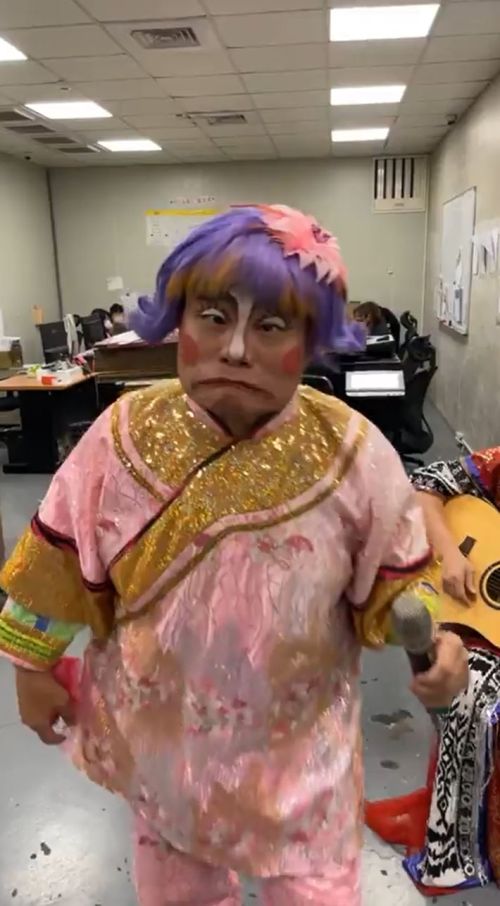 ▲許效舜再扮經典《鐵獅玉玲瓏》。（圖／翻攝丟丟妹臉書）