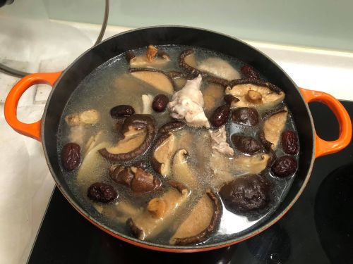 煮雞湯別只會加香菇！內行丟「1冷門菜」：阿嬤配方、換季不咳嗽
