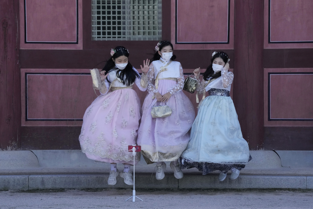 ▲韓國近日確診數再度飆升，但當局表示將從10月底開始分階段恢復日常生活，最快年底前能脫下口罩。（圖／美聯社／達志影像）