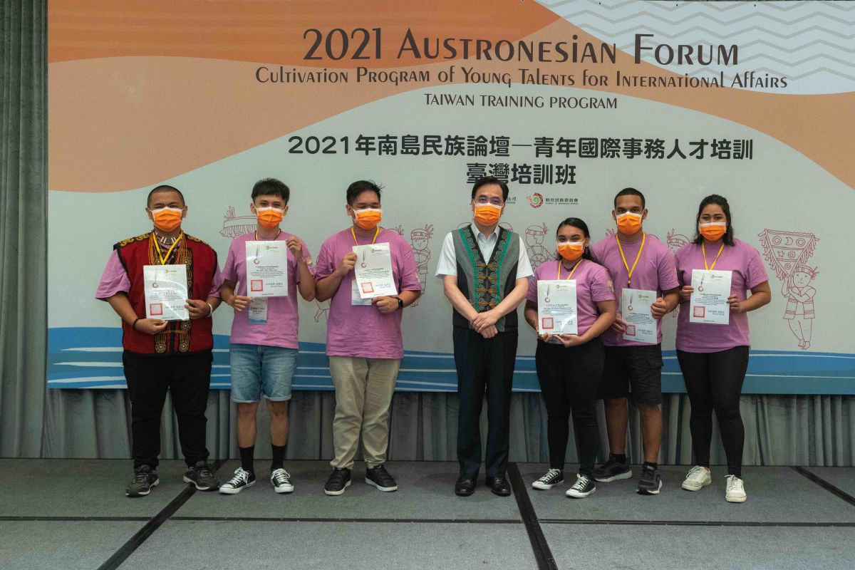 ▲原民會主委夷將Icyang親自頒發結訓證書予此次參訓學員。（圖／原民會）