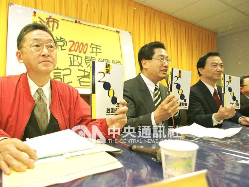 ▲2000年李敖(左)與馮滬祥(右)搭檔競選中華民國第10任總統、副總統。圖為李敖、馮滬祥與新黨全委會召集人李慶華(中)舉行記者會。(中央社檔案照片)