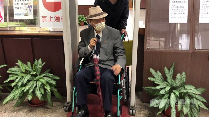 ▲馮滬祥(前)生前不少爭議,被控性侵且判刑定讞。圖為去年馮滬祥坐著輪椅出庭。(中央社檔案照片)