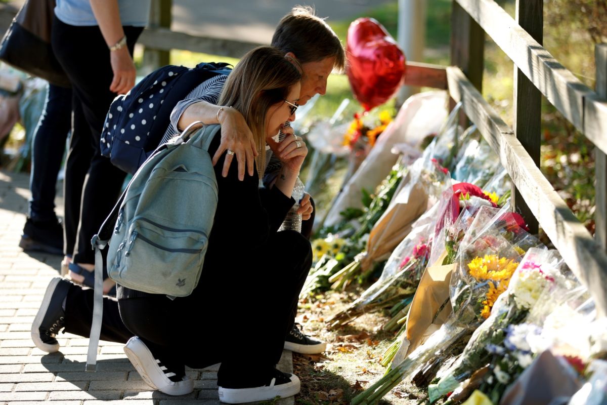 ▲英國28歲小學女教師奈薩上週五晚間穿越倫敦東南區一處公園到酒吧赴約，短短5分鐘路程卻遇襲身亡。圖為替她哀悼的民眾。（圖／美聯社／達志影像）