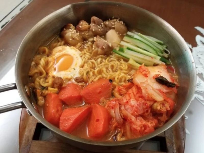 ▲女網友分享自己煮的韓式泡麵。（圖／翻攝自《Dcard》）