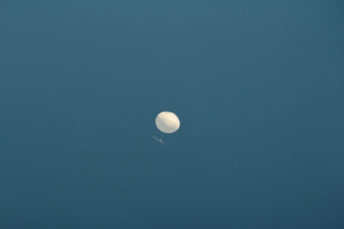 ▲氣象局長鄭明典在臉書分享一張照片，並大讚「旁邊的亮點比月亮還耀眼！」（圖／翻攝自《鄭明典》臉書）