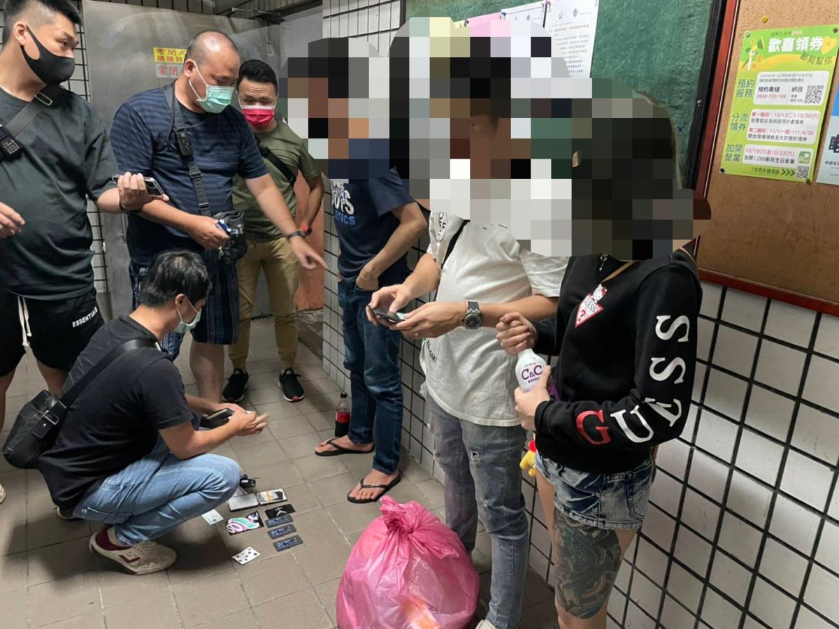 ▲警方在嫌犯鳳山區新富路住處查獲3嫌。（圖／翻攝畫面）