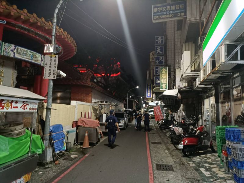 ▲嫌犯在小巷內高速倒車衝直撞,一連撞倒2部汽車及2部機車。(圖/翻攝畫面)