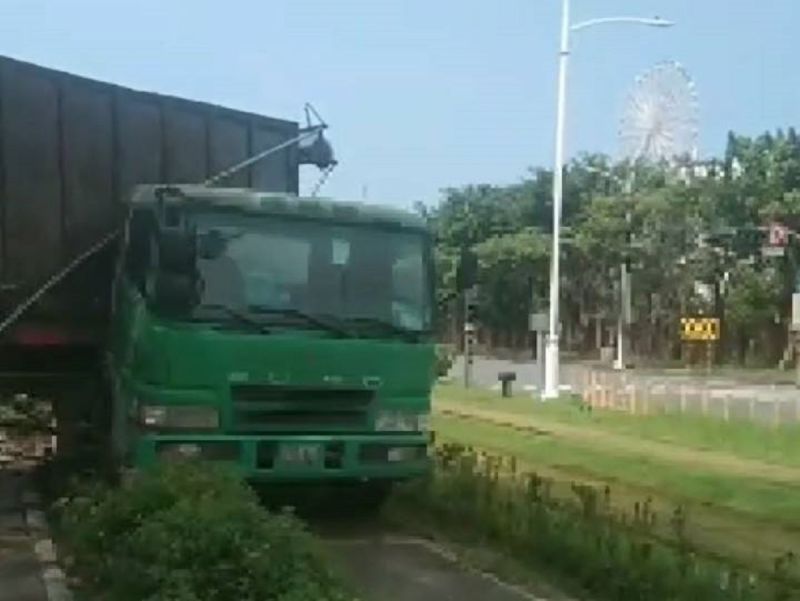 ▲李姓貨櫃車駕駛因後方一部自小客由其後方超車,適逢前方號誌由綠轉黃,該自小客急煞,李男閃避不及,