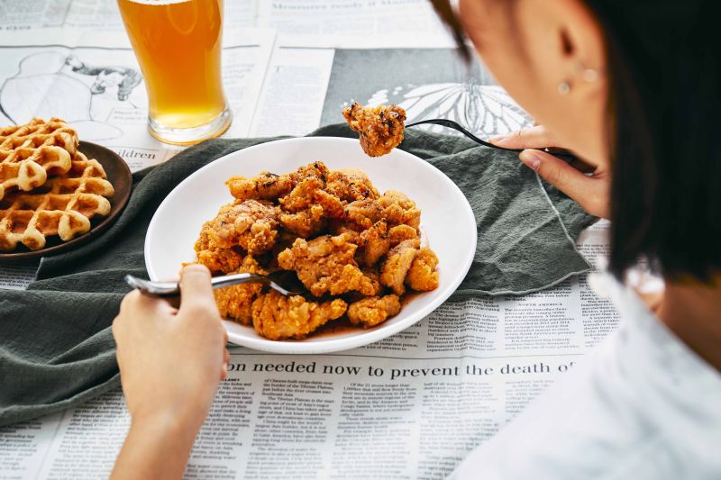 ▲用像在吃韓國便當「先搖後吃」的方式,讓肉與醬料在保鮮盒中緊密結合,提升蜂蜜芥末醬、蘇梅醬的獨特風味。(圖/資料照片)