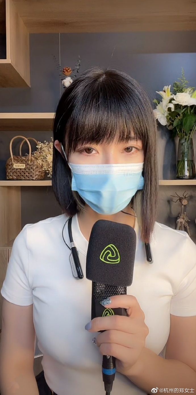 ▲鄭女士開直播仍以口罩遮臉。(圖/杭州的鄭女士微博)
