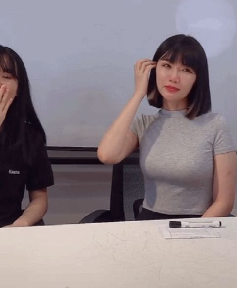 ▲▼鄭女士摘口罩,以真面目示人。(圖/秀兒bot微博)