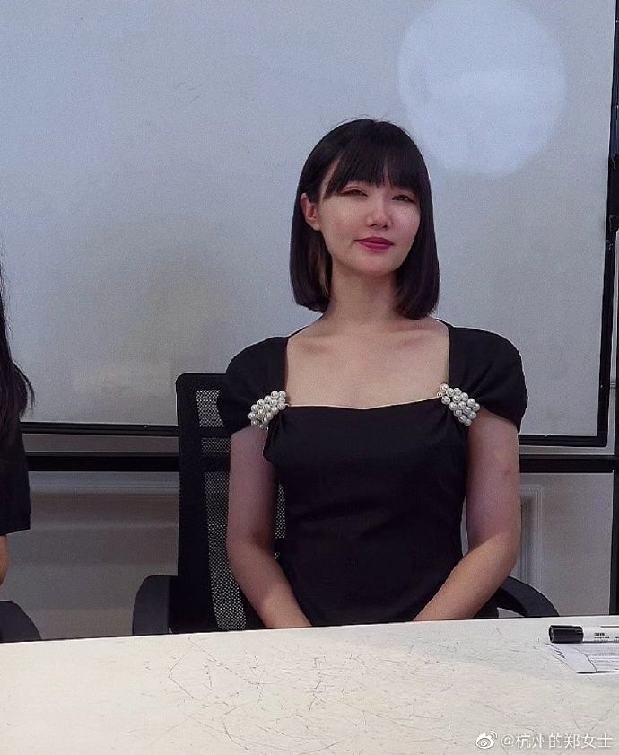 ▲▼鄭女士五官清麗。(圖/杭州的鄭女士微博)