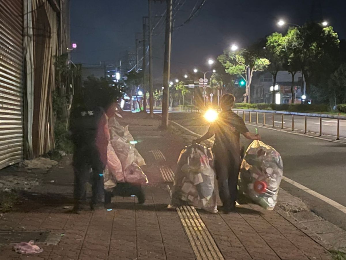 ▲深夜員警巡邏，遇見以拾荒維生的老翁，回收物傾倒一地，波麗士大人也有溫暖的身影，協助他撿拾回收物。（圖／龜山分局提供）