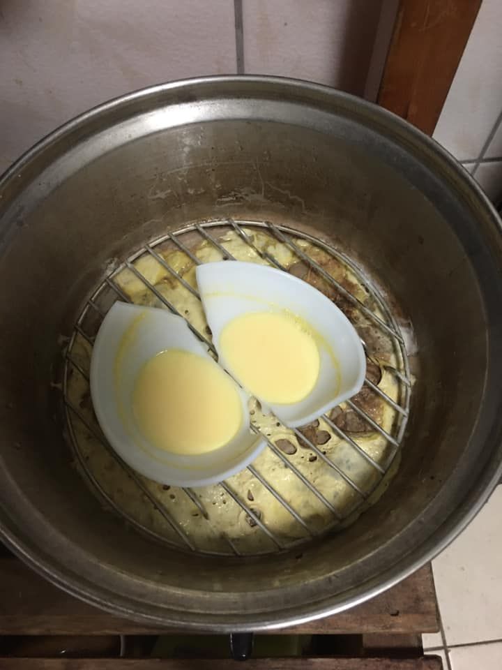 ▲原PO打開一看,卻看到蒸蛋全灑出來,甚至連碗都裂成兩半。(圖/翻攝自《婦仇者廚房》)