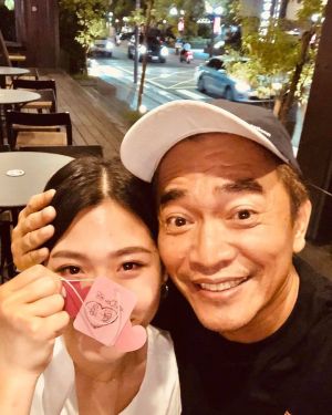 ▲Olivia(左)是圈外人,個性相當低調。(圖/吳宗憲IG) ▲Olivia(左)是圈外人,個性相當低調。(圖/吳宗憲IG)