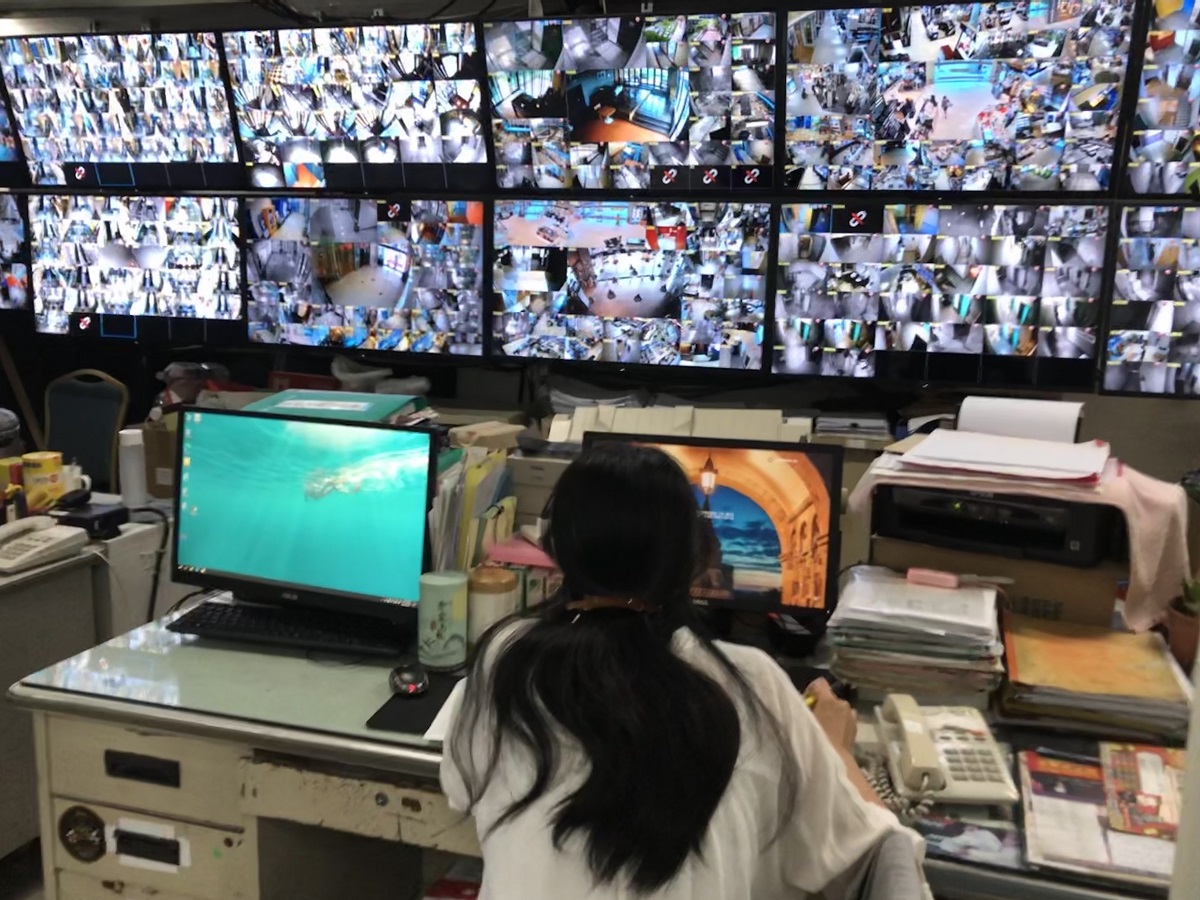 ▲中警、保全、百貨聯手佈天羅地網，對詐團「斬手」(圖/記者鄧力軍翻攝)