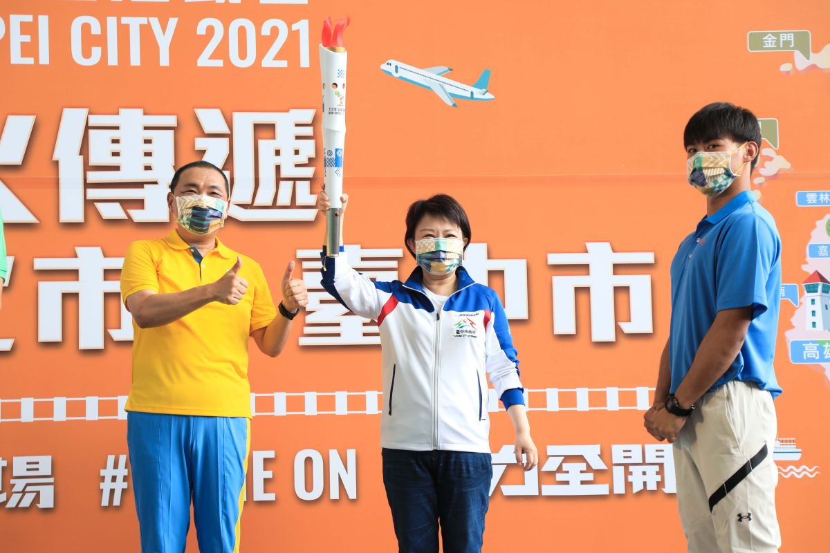 ▲盧秀燕（中）正以「藍營一姊」之姿，已漸漸能和「藍軍人氣王」侯友宜（左）並駕齊驅，成為藍軍「雙引擎」。資料照。（圖／市府提供） 