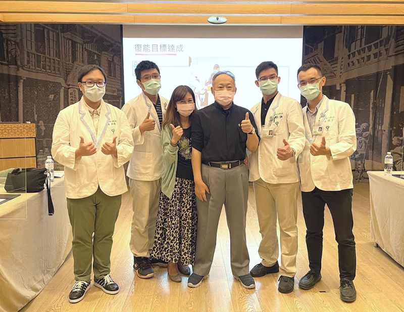 ▲奇美醫學中心復健部物理治療師陳亮圻(右二)、陳輝宇(右一)、陳銘福(左一)、鄭錦志(左二)與成功案例江先生夫婦合影(圖/記者林怡孜攝,2021,09,27)