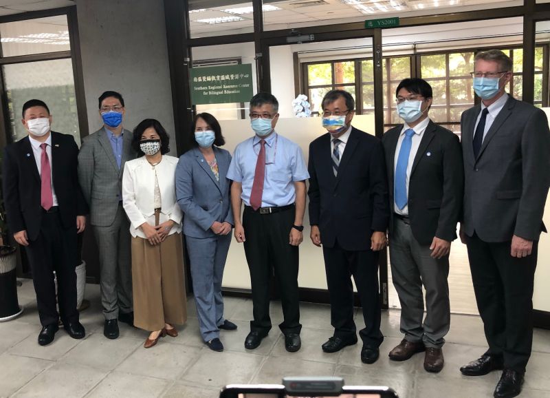 ▲國立中山大學舉行教育部全國首座雙語教育區域資源中心揭牌儀式,由教育部政務次長劉孟奇(右4)與中山大學校長鄭英耀(右3)共同主持。(圖/記者黃守作攝,2021.09.27)