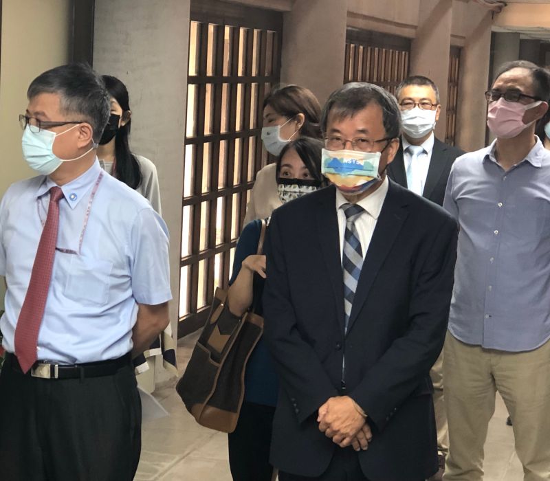 ▲教育部政務次長劉孟奇(左)由中山大學校長鄭英耀(右)陪同,參觀全國首座雙語教育區域資源中心的各項軟硬體設施。(圖/記者黃守作攝,2021.09.27)