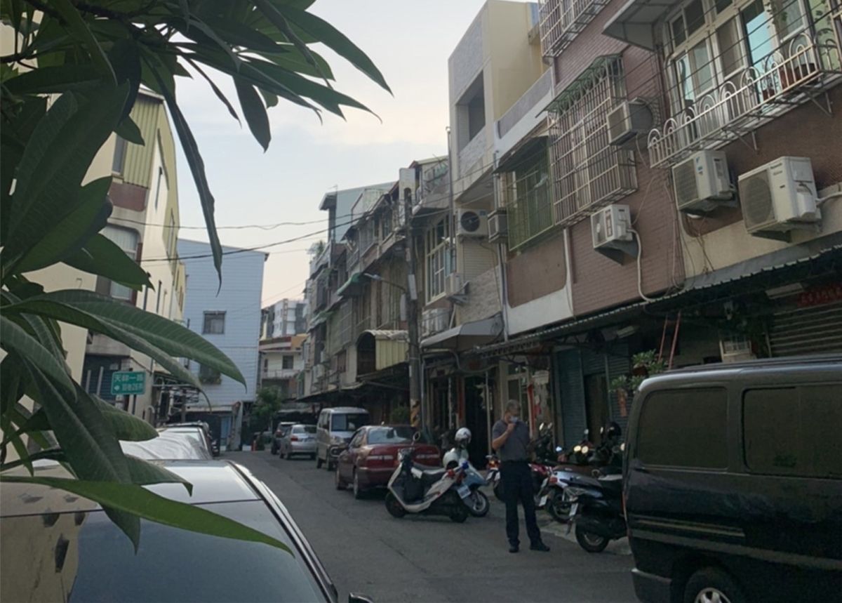 ▲民宅傳出槍響，警方趕抵現場調查。（圖／讀者提供）