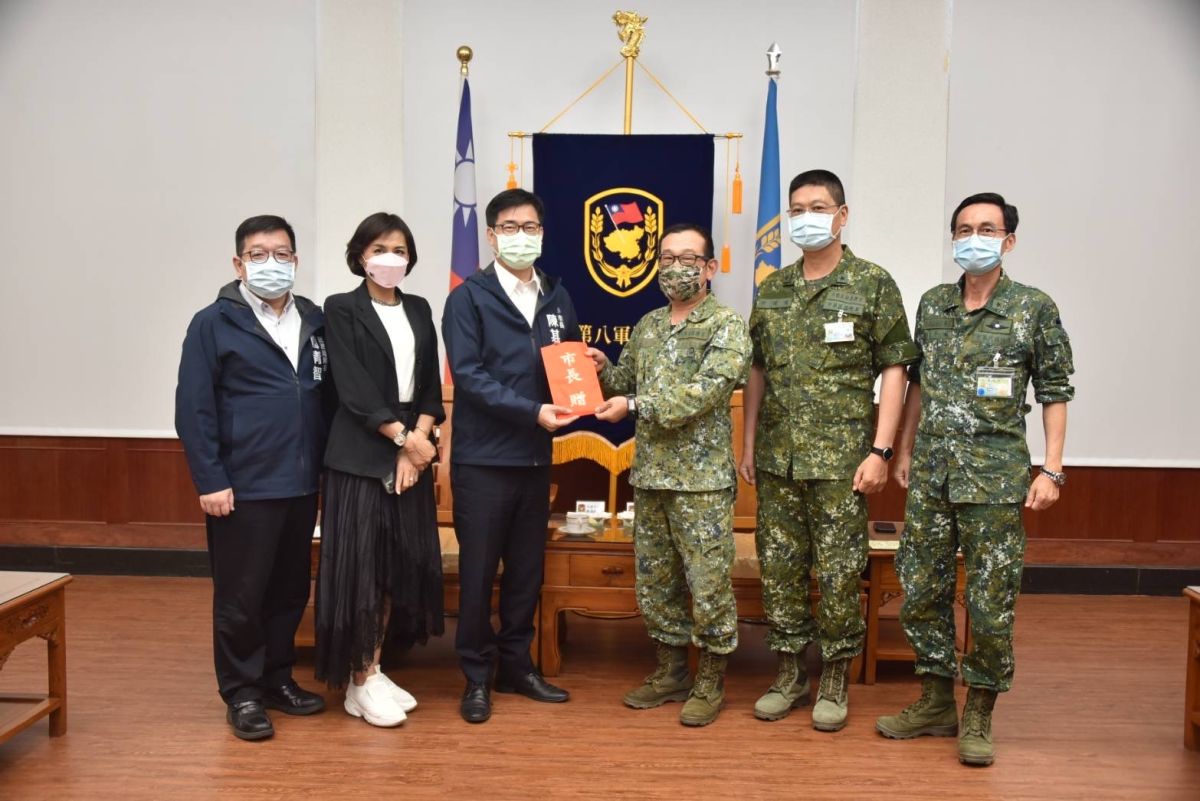 ▲高雄市長陳其邁今天赴泰山營區，慰問感謝國軍弟兄這段時間，不管是在抗旱、救災、疫情，甚至是桃源搜救，在高雄有困難之際都有國軍弟兄的身影。（圖／高市府提供）
