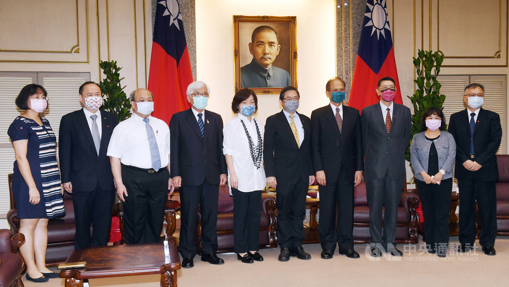 ▲中央選舉委員會6名委員任期將於11月3日屆滿，行政院提名主委李進勇（左4）、副主委陳朝建（左3）、委員許惠峰（左2）、陳恩民（右）續任，並新提名中正大學法律系教授王韻茹（左）和律師許雅芬（右2）2名新任委員，立法院長游錫堃（右4）27日接見行政院秘書長李孟諺（右5）及6位被提名人等。中央社記者施宗暉攝 110年9月27日