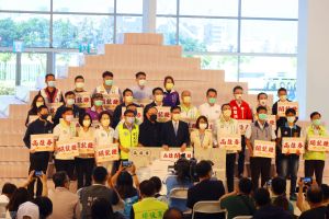 「高雄開就賺」紙本振興方案發布現場更堆起5億的高雄券,展現出市府挺百工百業的決心。(圖/記者鄭婷襄攝,2021.09.28) ▲「高雄開就賺」紙本振興方案發布現場更堆起5億的高雄券,展現出市府挺百工百業的決心。(圖/記者鄭婷襄攝,2021.09.28)