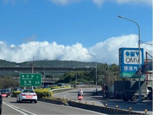 原PO於國道上發現有看板出現「圓圈、正方形、三角形」三種符號。(圖/翻攝路上觀察學院臉書) ▲原PO於國道上發現有看板出現「圓圈、正方形、三角形」三種符號。(圖/翻攝路上觀察學院臉書)
