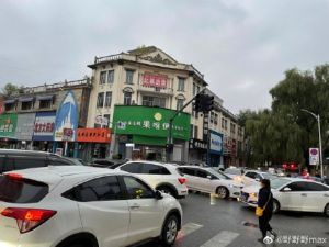 中國限電 ▲中國東北有地區因為停電,連交通號誌都無法運作,造成交通堵塞。(圖/翻攝自微博)