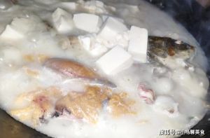 ▲《小楊聊美食》分享,燉魚湯時只需多加「1物」,湯頭就會又白又鮮。(圖/翻攝自《小楊聊美食》) ▲《小楊聊美食》分享,燉魚湯時只需多加「1物」,湯頭就會又白又鮮。(圖/翻攝自《小楊聊美食》)