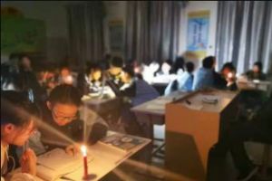 ▲中國東北地區主要限制民生用電，有學校得點蠟燭進行晚自習。（圖／翻攝自微博）