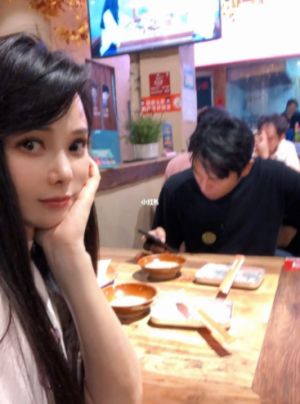 ▲伊能靜(前)與秦昊吃宵夜,享受兩人時光。(圖/伊能靜小紅書) ▲伊能靜(前)與秦昊吃宵夜,享受兩人時光。(圖/伊能靜小紅書)