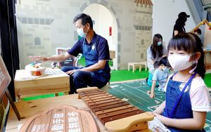 ▲童心未泯的歐德集團董事長陳國都(左)，看到這麼精緻有趣的木作遊具，也忍不住玩樂起來，和小朋友共享歡樂時光。（圖／資料照片）