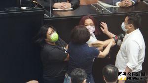 ▲國民黨杯葛行政院長蘇貞昌施政報告與備詢,國民黨立委陳玉珍與民進黨立委發生拉扯。(圖/記者呂炯昌攝.2021.09.28) ▲國民黨杯葛行政院長蘇貞昌施政報告與備詢,國民黨立委陳玉珍與民進黨立委發生拉扯。(圖/記者呂炯昌攝.2021.09.28)