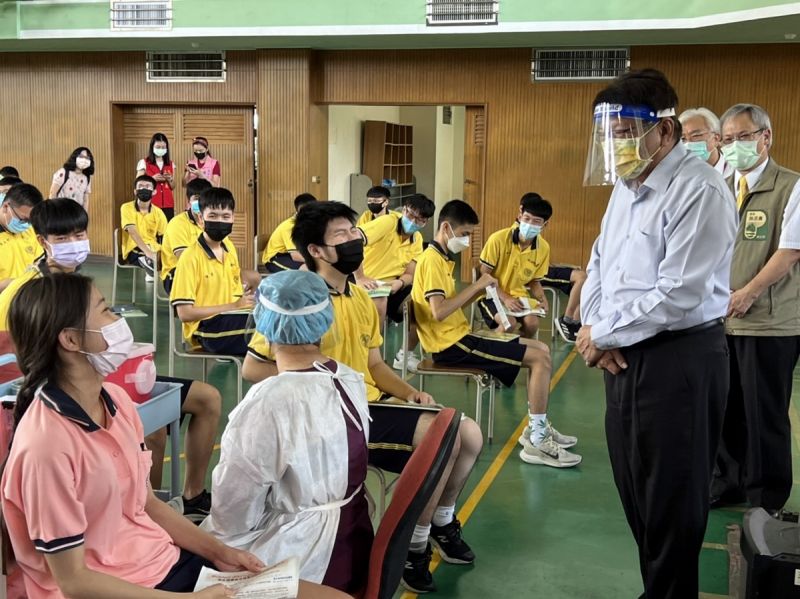潘孟安視察屏東國、高中學生施打BNT疫苗

