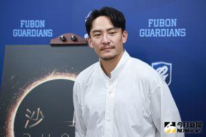 ▲張震宣傳新電影《沙丘》受邀來為富邦悍將比賽開球。(圖/記者葉政勳攝 , 2021.09.28) ▲張震宣傳新電影《沙丘》受邀來為富邦悍將比賽開球。(圖/記者葉政勳攝 , 2021.09.28)