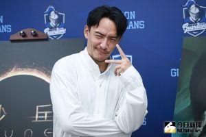 ▲張震宣傳新電影《沙丘》受邀來為富邦悍將比賽開球。(圖/記者葉政勳攝 , 2021.09.28) ▲張震宣傳新電影《沙丘》受邀來為富邦悍將比賽開球。(圖/記者葉政勳攝 , 2021.09.28)
