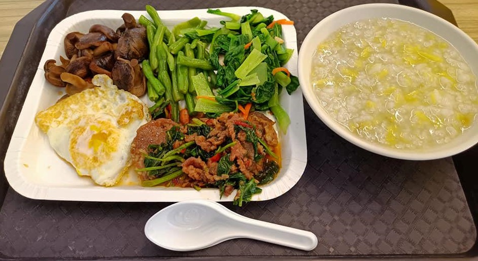 ▲有網友到清粥小菜店夾了幾樣菜,結帳時發現收費有些疑慮。(圖/翻攝《爆廢公社公開版》)