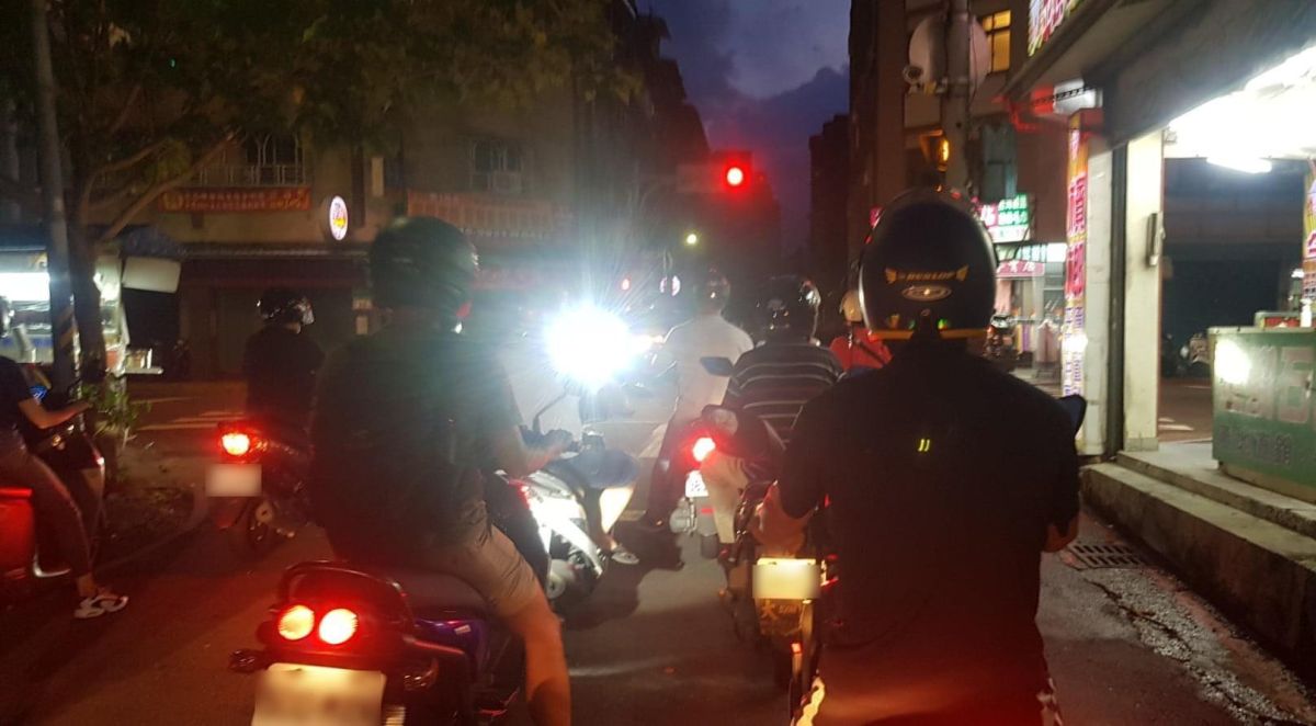 ▲有網友貼出開車上路遇到「最討厭的1種情況」,更瞬間引爆眾多用路人的共鳴。(圖/翻攝《爆怨公社》)