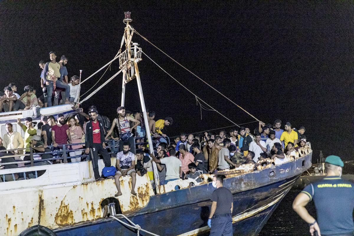 ▲義大利內政部今天表示，數百名移民已搭船抵達義大利南部島嶼拉姆培杜薩島，將會把他們移到另一艘船上進行COVID-19（2019冠狀病毒疾病）防疫隔離。（圖／美聯社／達志影像）