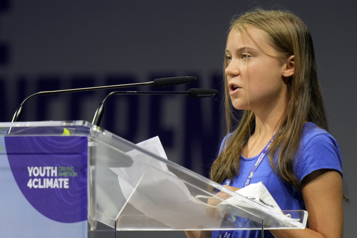 ▲瑞典環保少女童貝里參加一場青年氣候峰會，痛批各國在過去的30年中毫無作為，還指控全球領袖用空泛承諾「淹沒」了未來世代。（圖／美聯社／達志影像）