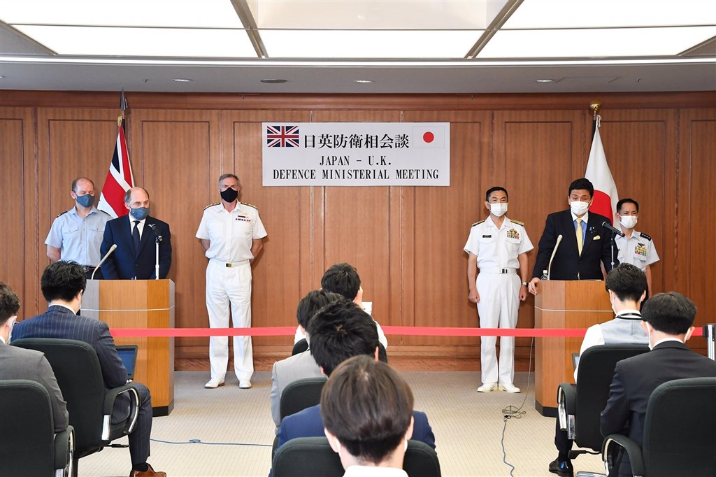 ▲日本與英國為讓自衛隊與英國軍隊更順利進行聯合訓練，已就締結相關協定達成啟動談判協議。圖為日本防衛大臣岸信夫（右後中）與英國國防大臣華勒斯（左後中）7月會談。（圖取自twitter.com/ModJapan_jp）