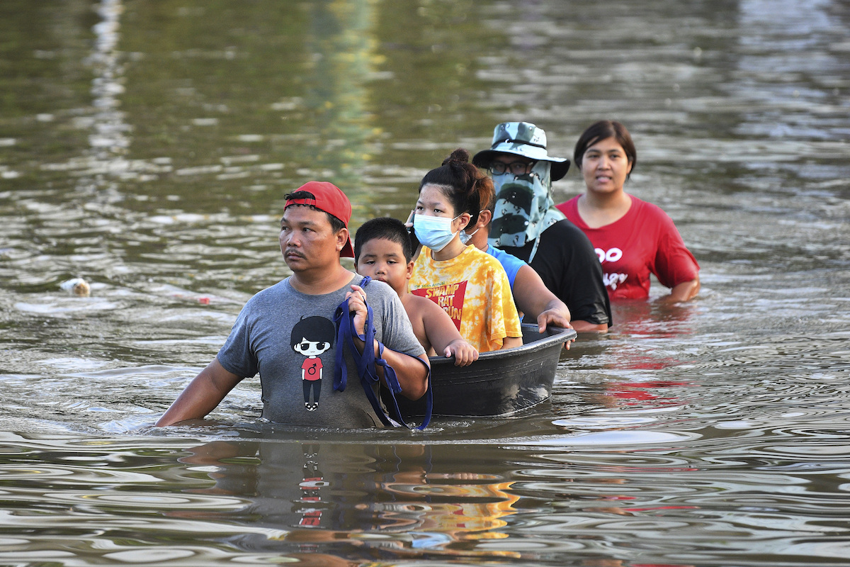 ▲泰國洪患已導致北部與中部省分7萬棟房舍被淹沒、6人不幸身亡。當局加速行動，以保護首都曼谷若干區域免於洪水危害。（圖／美聯社／達志影像）