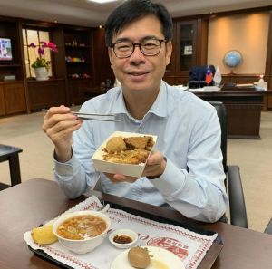 陳其邁 ▲高雄市長陳其邁辦公室的確有國旗。(圖/翻攝自陳其邁IG)