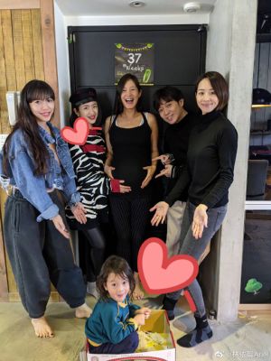 ▲林依晨(左二)2月聚會時衣著寬鬆。(圖/林依晨微博) ▲林依晨(左二)2月聚會時衣著寬鬆。(圖/林依晨微博)